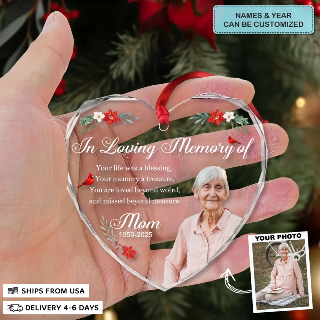 1210_Glass-Ornament_Heart-Shaped_Memorial-Người6_ARND150_ADSG122_Mockup_11