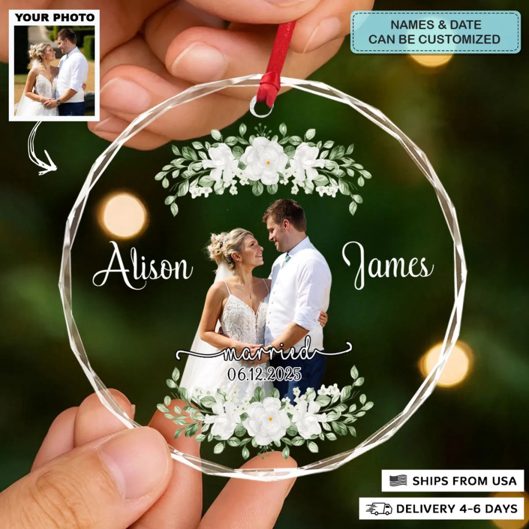 Circle-Glass-ornament_couple_ARND144_ADSG122_Mockup_11