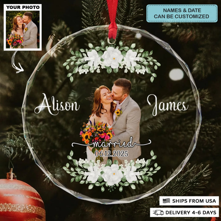 Circle-Glass-ornament_couple_ARND144_ADSG122_Mockup_1